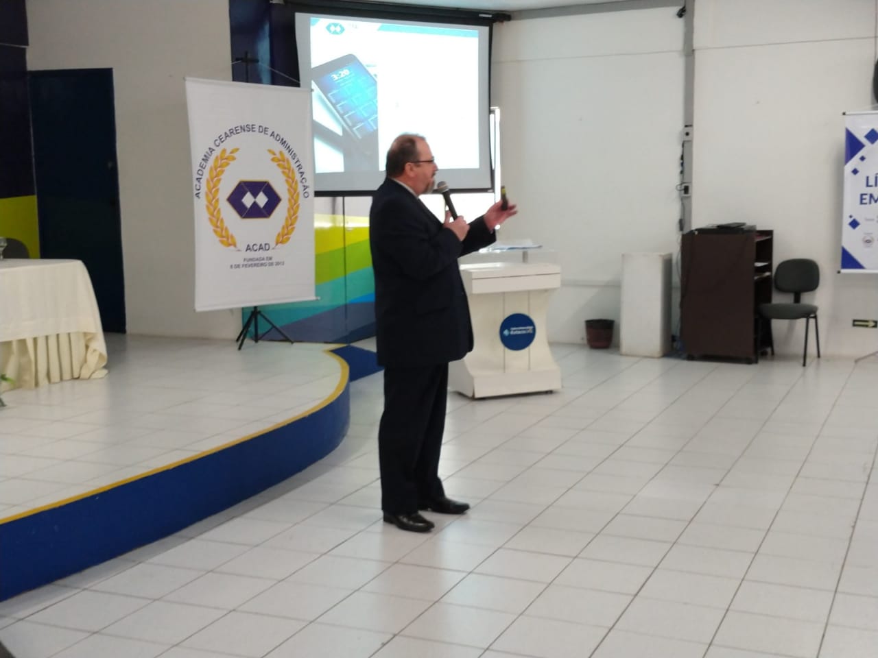 Adm. Mauro Kreuz defende contínua evolução para os profissionais
